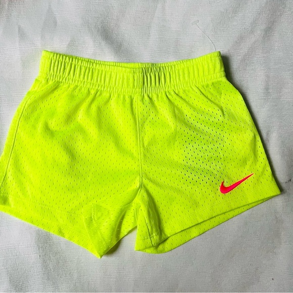 NIKE kids Bundle green muscle T and neon yellow shorts - Picture 6 of 8